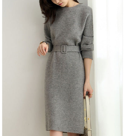 Erin - Knitted O-Neck dress with belt